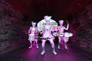 Personen verkleed in kostuum voor Derry Halloween